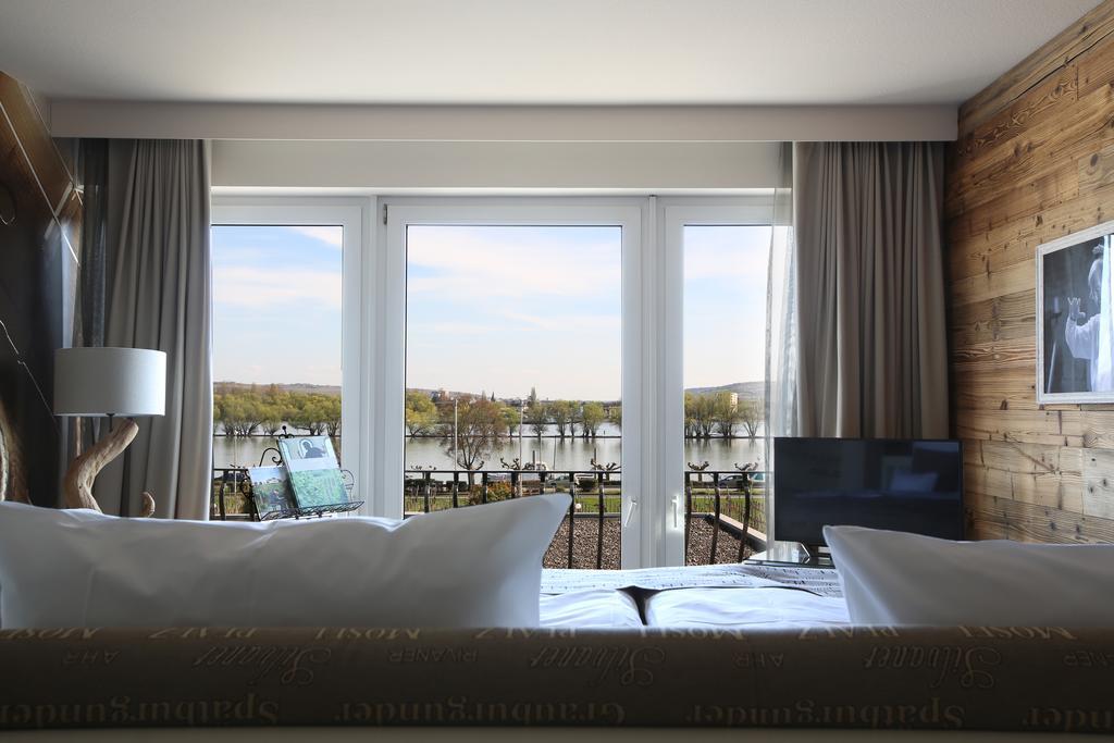 Naegler'S Fine Lounge Hotel Йострих-Винкел Екстериор снимка