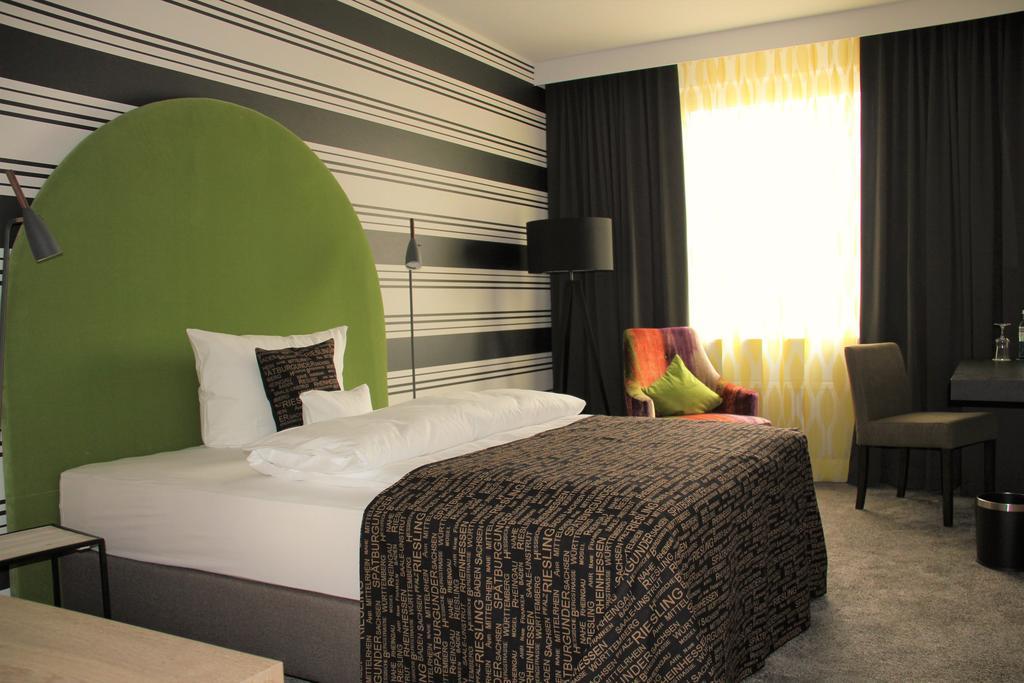 Naegler'S Fine Lounge Hotel Йострих-Винкел Екстериор снимка