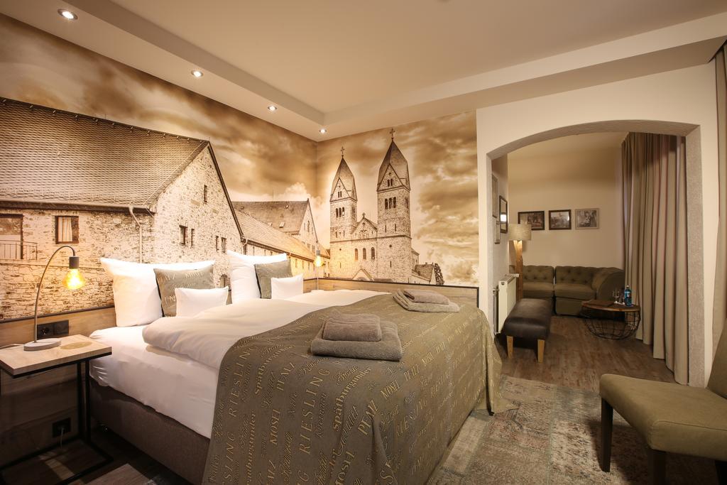 Naegler'S Fine Lounge Hotel Йострих-Винкел Екстериор снимка