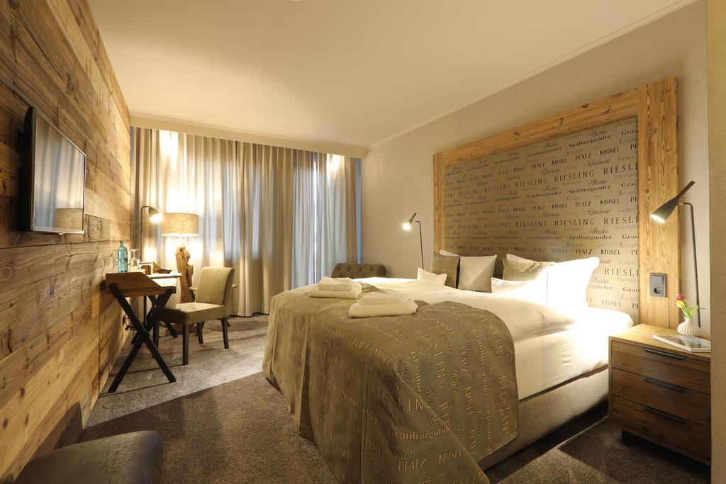 Naegler'S Fine Lounge Hotel Йострих-Винкел Екстериор снимка