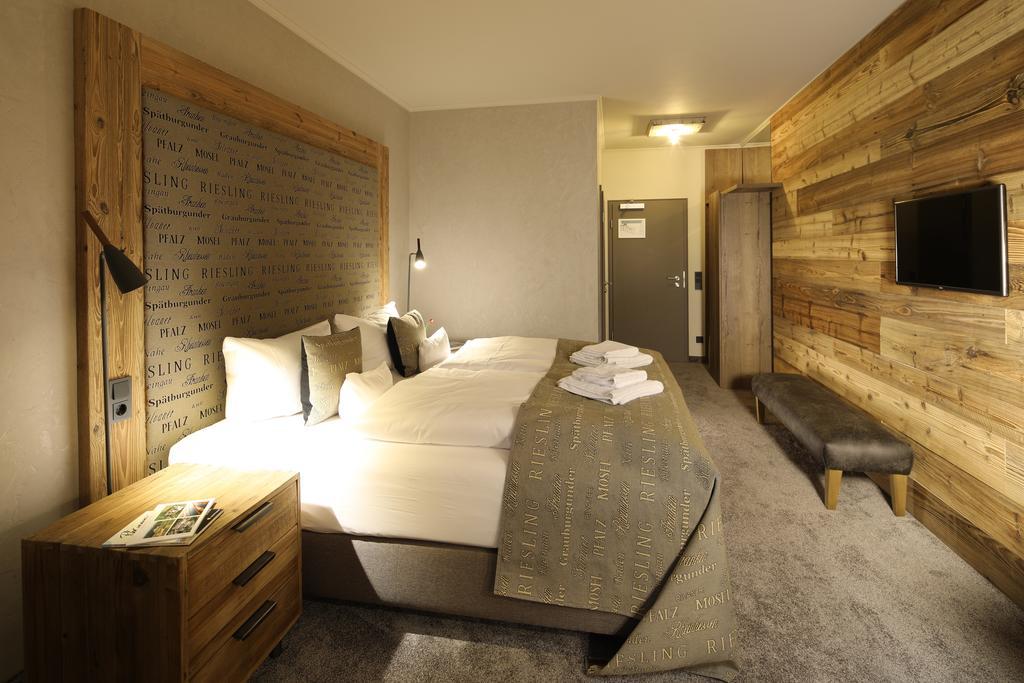 Naegler'S Fine Lounge Hotel Йострих-Винкел Екстериор снимка